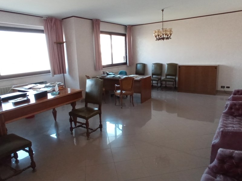 Ufficio in Vendita a Ragusa, 165'000€, 175 m²