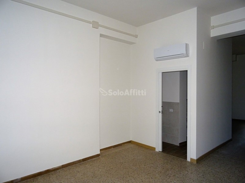 Capannone in Affitto a Ostra, zona Centro, 390€, 52 m²