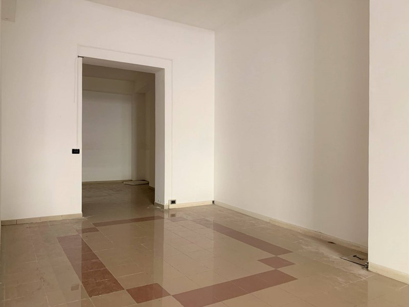 Negozio in Affitto a Catanzaro, zona Centro storico, 1'500€, 130 m²