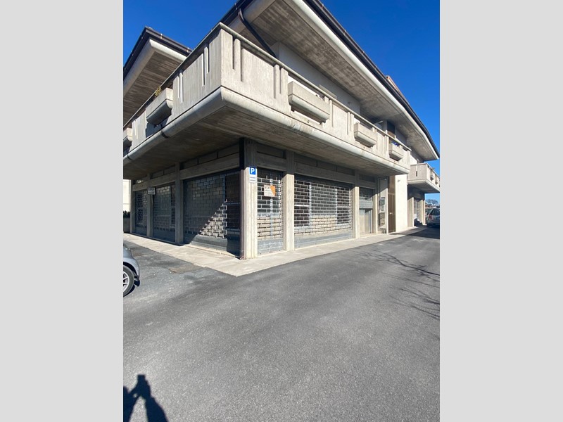 Attività commerciale in Affitto a Montegiorgio, zona Piane di Montegiorgio, 1'000€, 200 m²