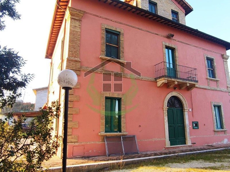 Casa Indipendente in Vendita a Ascoli Piceno, zona Monticelli Alto, 210'000€, 400 m²