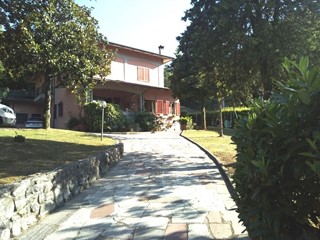 Casa Indipendente in Vendita a Carrara, zona Codena, 430'000€, 320 m²
