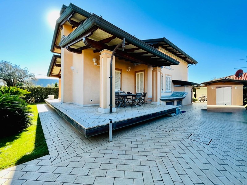 Villa in Vendita a Pietrasanta, zona Marina di Pietrasanta, 1'800'000€, 300 m²