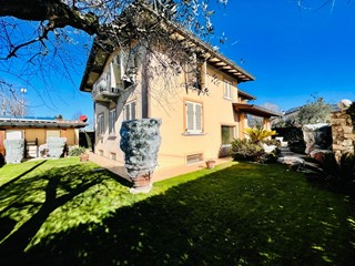 Villa in Vendita a Pietrasanta, zona Marina di Pietrasanta, 1'800'000€, 300 m²