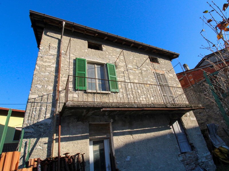 Casa Indipendente in Vendita a Laino, 75'000€, 270 m²