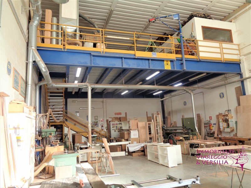 Capannone in Vendita a Viareggio, 350'000€, 338 m²