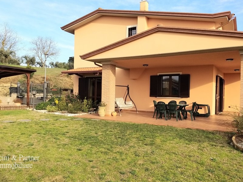 Casa Indipendente in Vendita a Perugia, zona S.Enea, 350'000€, 177 m²