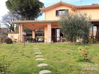Casa Indipendente in Vendita a Perugia, zona S.Enea, 350'000€, 177 m²