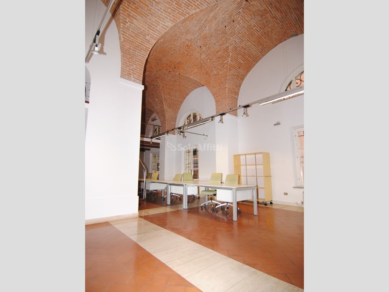 Capannone in Affitto a Livorno, zona Centro, 1'300€, 130 m², arredato