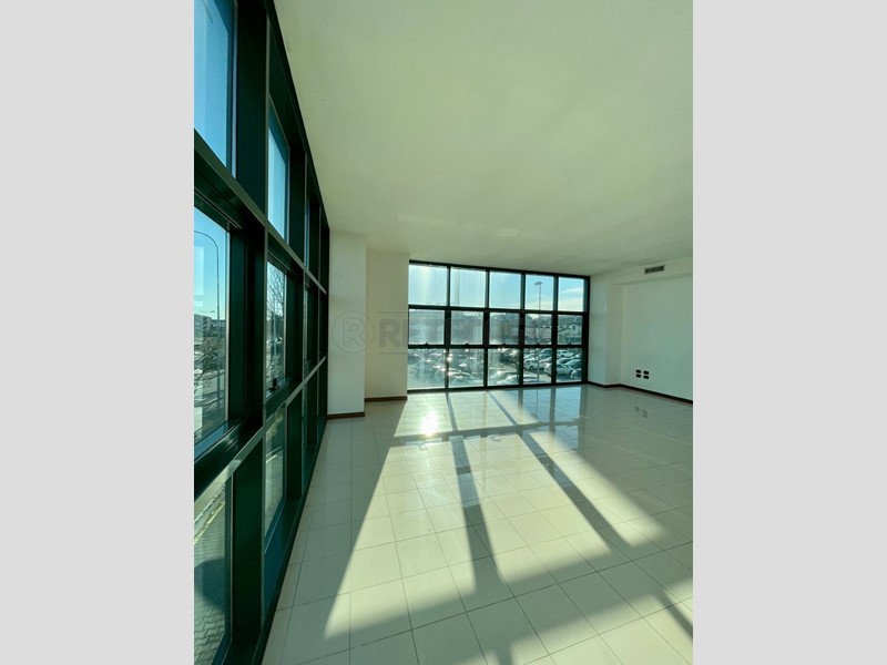 Immobile commerciale in Affitto a Montecchio Maggiore, 1'200€, 165 m²