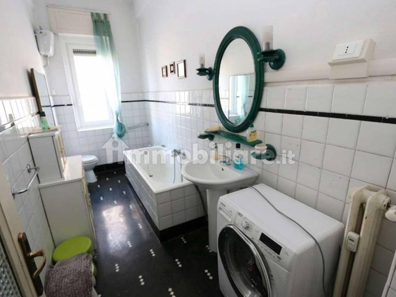 Appartamento in Vendita a Genova, zona albaro, 205'000€, 140 m²