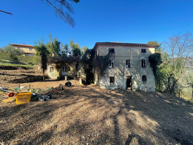 Casale in Vendita a Lucca, zona Nord, 330'000€, 370 m²