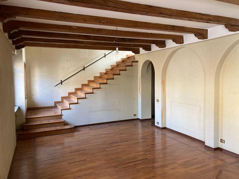 Appartamento in Vendita a Castell'Arquato, 135'000€, 230 m², con Box