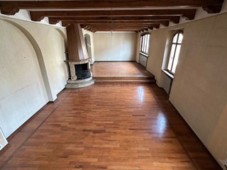 Appartamento in Vendita a Castell'Arquato, 135'000€, 230 m², con Box