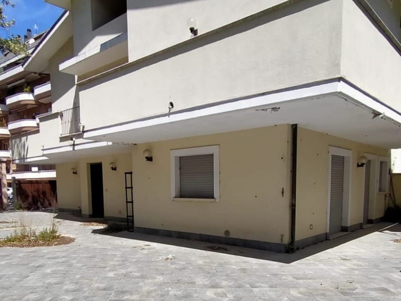 Villa bifamiliare in Vendita a Pescara, zona Pescara, 350'000&euro;, 300 m²