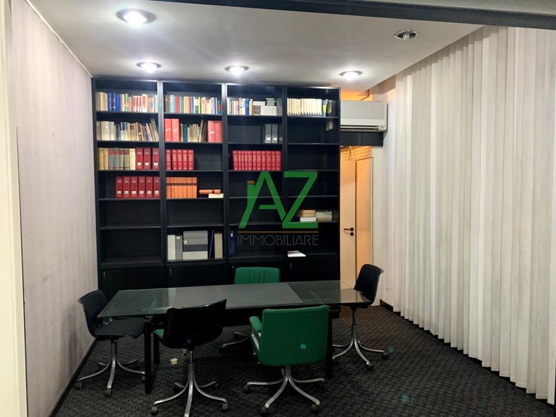 Ufficio in Vendita a Catania, zona Centro Storico, 85'000€, 80 m²