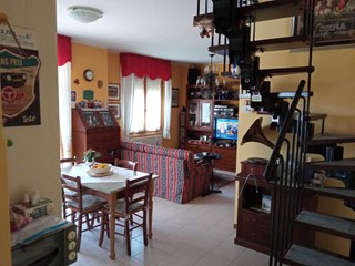 Trilocale in Vendita a Siena, zona Taverne D'arbia, 170'000€, 50 m², con Box