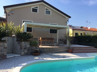 Casa Indipendente in Vendita a Sarzana, 800'000&euro;, 300 m², con Box