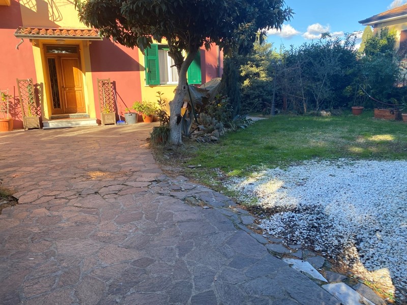Casa Indipendente in Vendita a Sarzana, 520'000&euro;, 250 m²