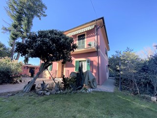 Casa Indipendente in Vendita a Sarzana, 520'000&euro;, 250 m²