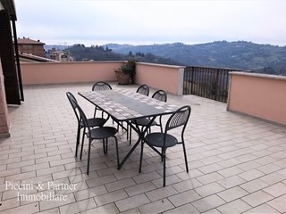 Appartamento in Vendita a Perugia, zona Montelaguardia, 230'000€, 180 m², con Box
