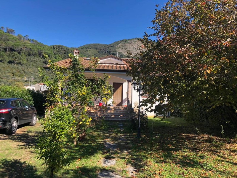 Villa in Vendita a Massarosa, zona Massarosa, 350'000€, 225 m²