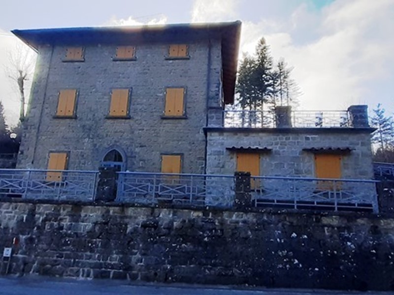 Villa in Vendita a Pelago, zona Consuma, 275'000€, 240 m², con Box