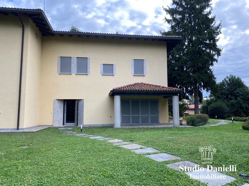 Villa in Vendita a Carate Brianza, 900'000€, 420 m²