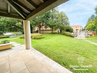 Villa in Vendita a Carate Brianza, 900'000€, 420 m²