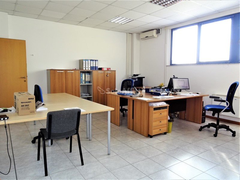 Ufficio in Affitto a Montemarciano, 1'200€, 210 m², arredato