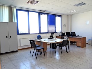 Ufficio in Affitto a Montemarciano, 1'200€, 210 m², arredato
