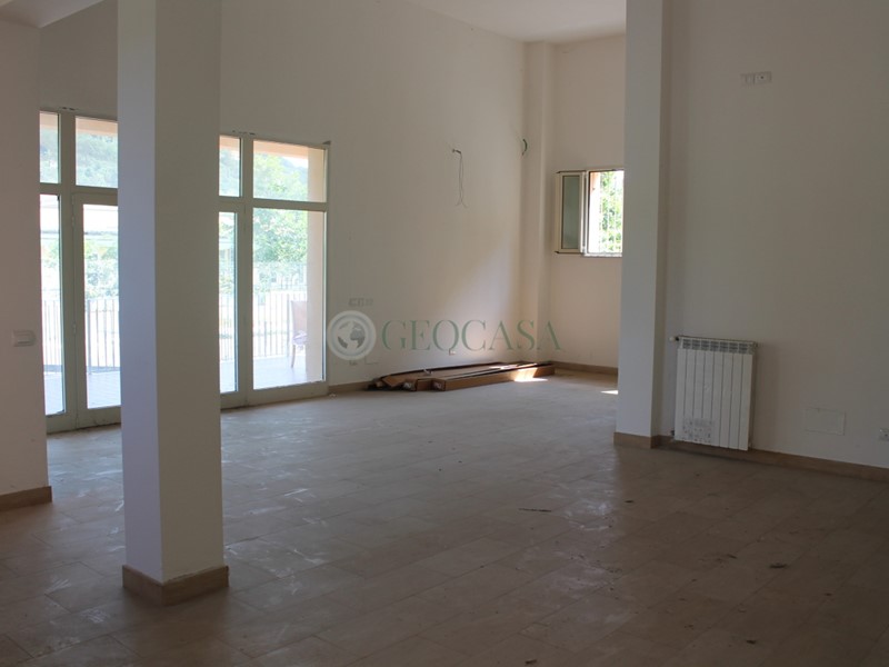 Attività commerciale in Vendita a Aulla, zona Albiano, 160'000€, 190 m²