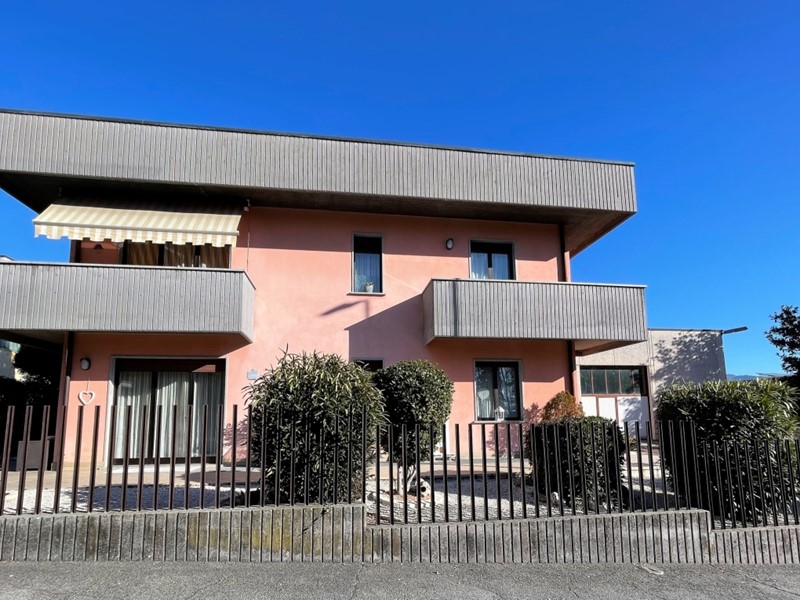Capannone in Vendita a Iseo, zona Clusane, 1'100'000€, 2010 m²