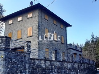 Villa in Vendita a Pelago, zona Consuma, 275'000€, 240 m², con Box