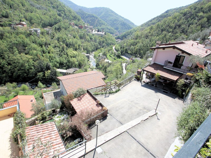 Casa Indipendente in Vendita a Avegno, zona Soprano, 220'000€, 128 m²