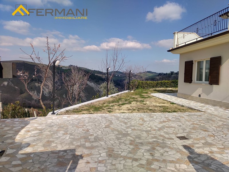 Villa in Vendita a Ascoli Piceno, zona Monticelli Alto, 380'000€, 180 m²