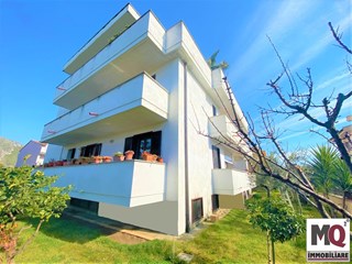 Casa Indipendente in Vendita a Mondragone, zona Via Gorizia, 900 m²