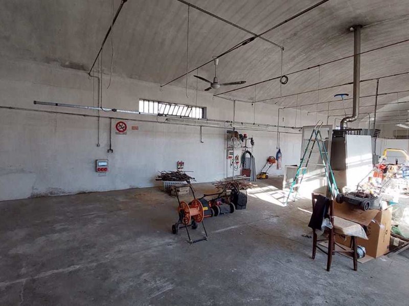 Capannone in Vendita a Cerro Maggiore, 165'000€, 250 m²