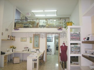 Immobile commerciale in Vendita a Caltanissetta, zona via Napoleone Colajanni, 70'000€, 150 m²