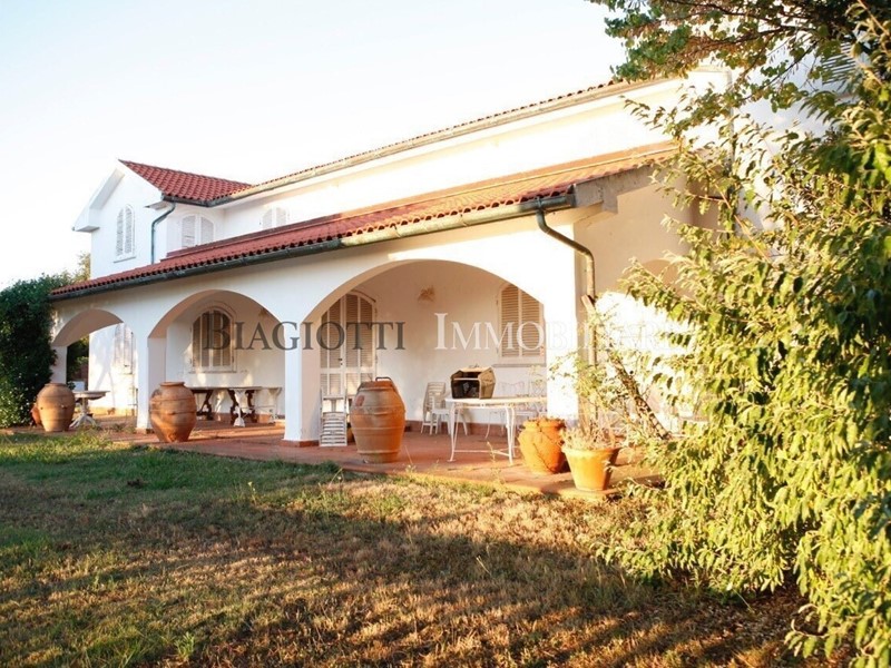 Casa Indipendente in Vendita a Livorno, zona Valle Benedetta, 380 m²