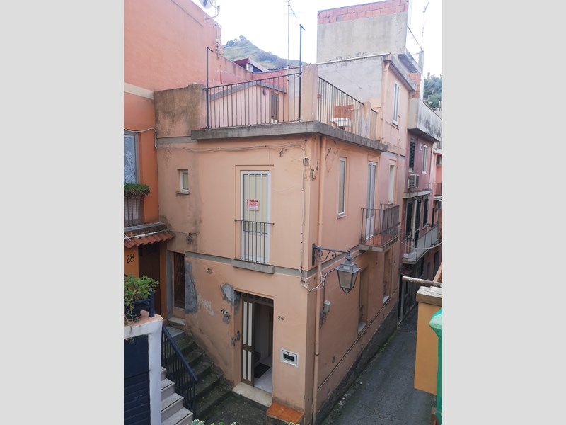 Casa Semi Indipendente in Vendita a Messina, zona Santo Stefano Briga, 35'000€, 120 m²