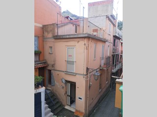 Casa Semi Indipendente in Vendita a Messina, zona Santo Stefano Briga, 35'000€, 120 m²