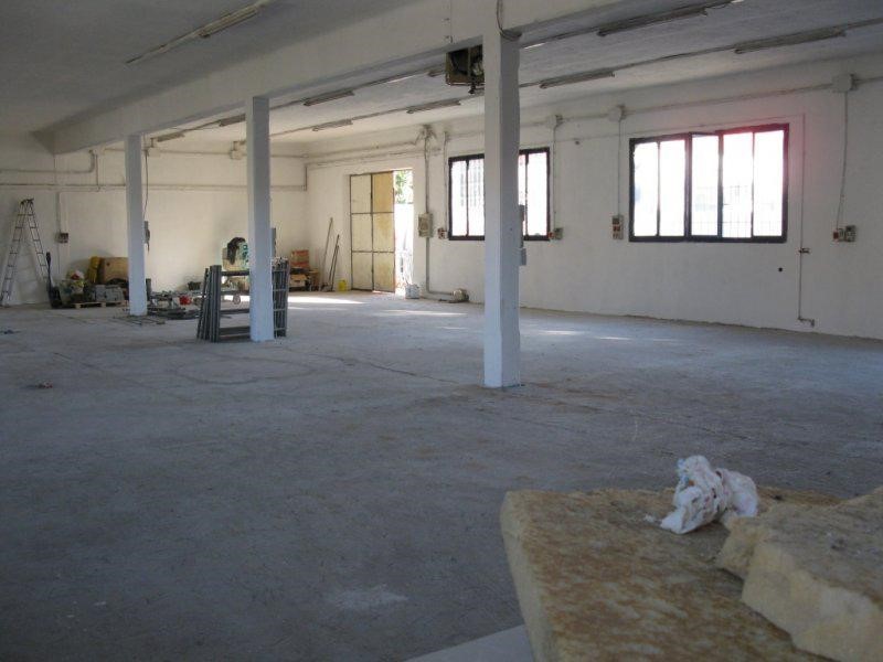 Capannone in Vendita a Caronno Pertusella, 370'000€, 500 m²