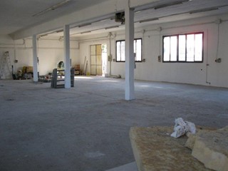 Capannone in Vendita a Caronno Pertusella, 370'000€, 500 m²