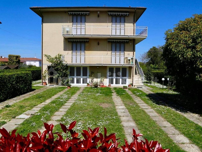 Villa in Vendita a Pisa, 660'000€, 360 m², con Box