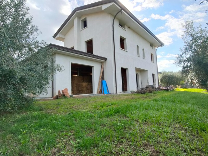 Villa in Vendita a Montignoso, zona Cervaiolo, 700'000€, 400 m²