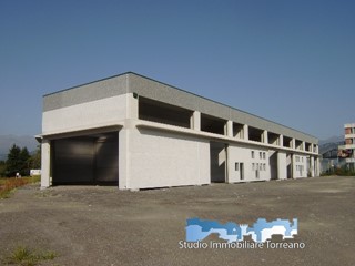 Capannone in Vendita a Ivrea, 450 m²
