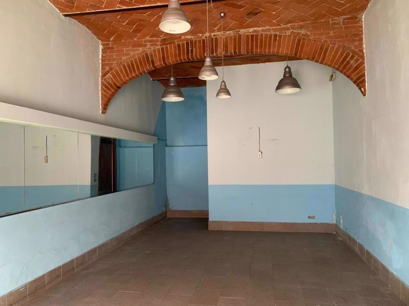 Negozio in Affitto a Arezzo, 700&euro;, 76 m²