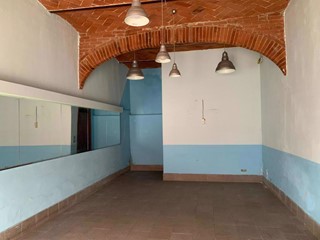 Negozio in Affitto a Arezzo, 700€, 76 m²