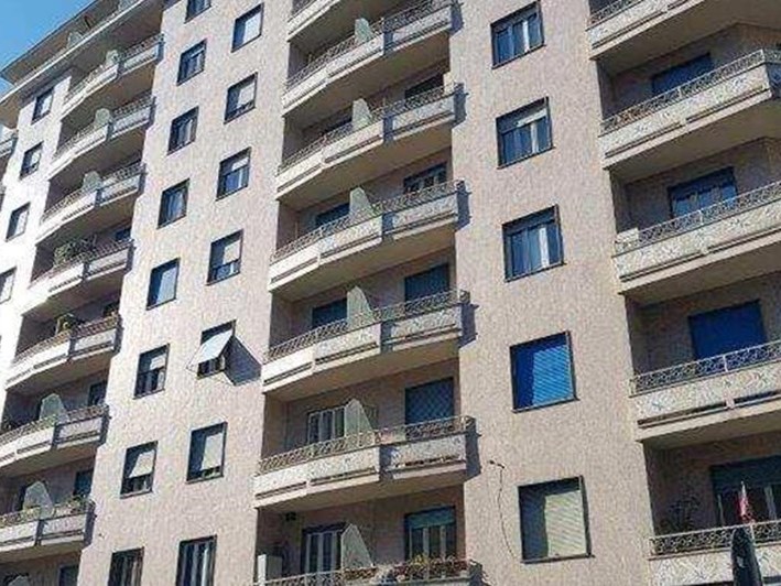 Appartamento in Vendita a Torino, 60'000&euro;, 77 m²